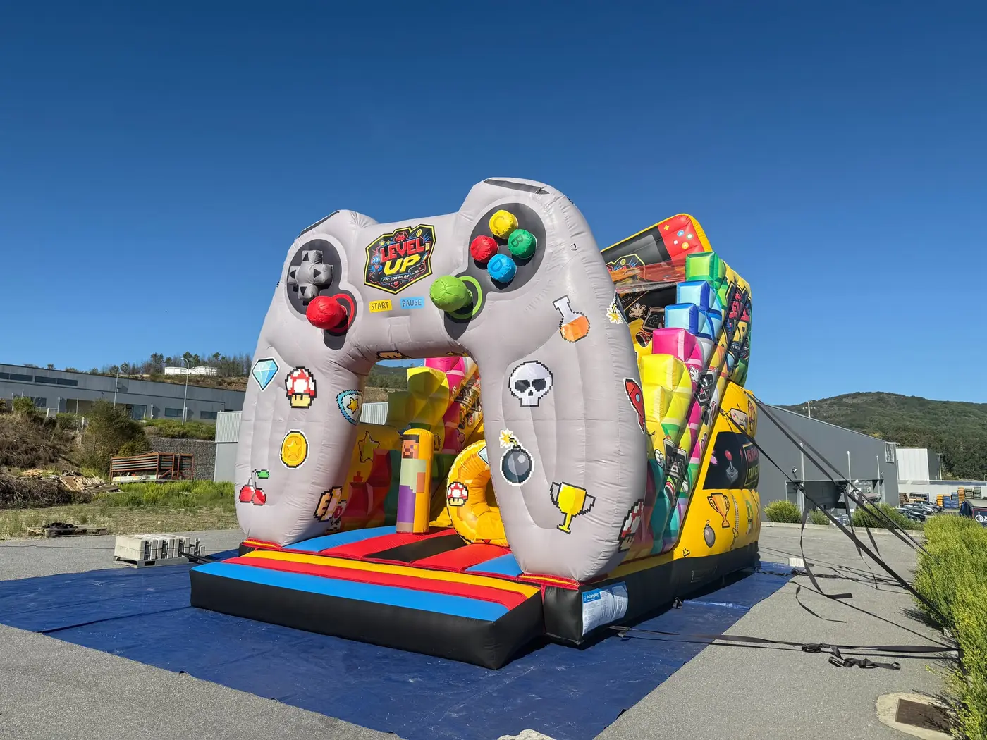 Tobogán hinchable con forma de mando de videojuegos